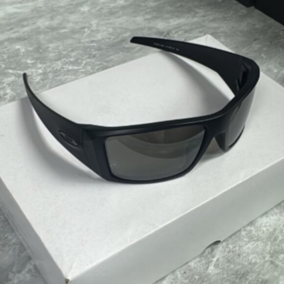 NEW | Oakley | HELIOSTAT | 9231 - 02 | 61 | MATTE BLACK | PRIZM BLACK |POLARIZED - Picture 1 of 5